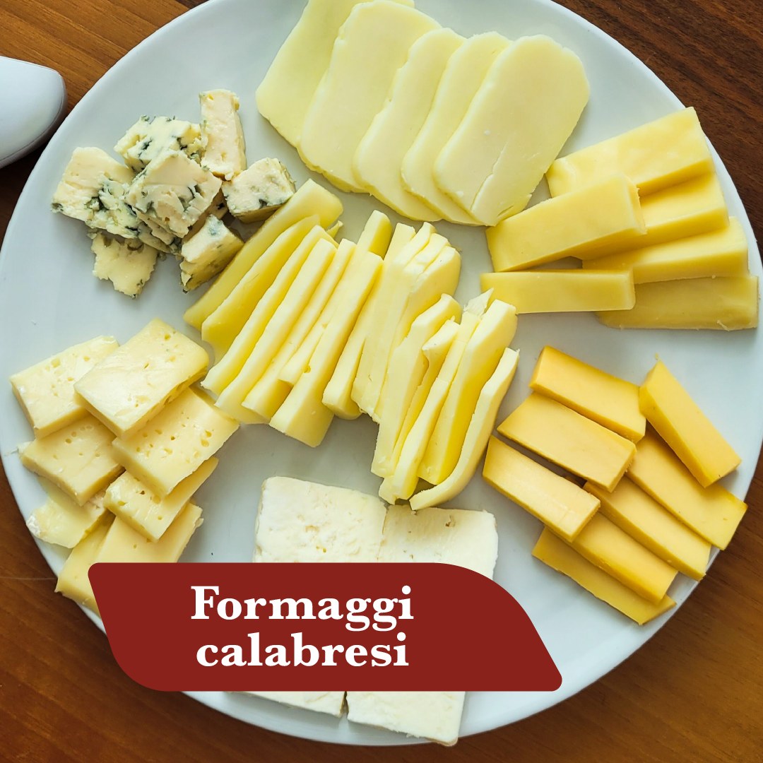 Piatto di formaggi calabresi assortiti, tra cui caciocavallo tagliato a fette