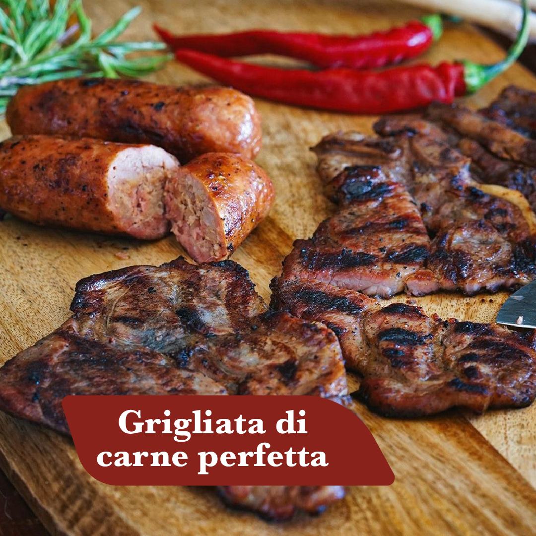 Grigliata di carne con salsicce e fettine di maiale su un tagliere di legno