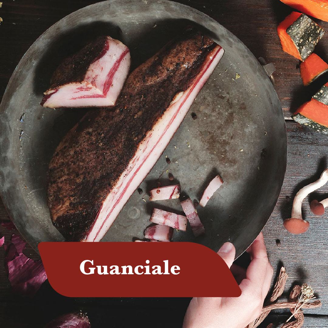 Guanciale intero e tagliato a fette in un piatto di metallo