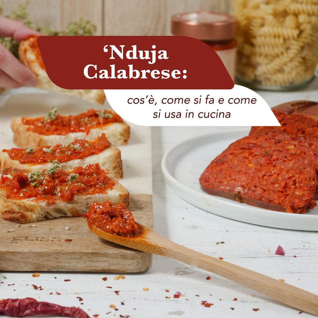 Nduja calabrese spalmata su fette di pane tostato, con il salume spalmabile piccante nel piatto