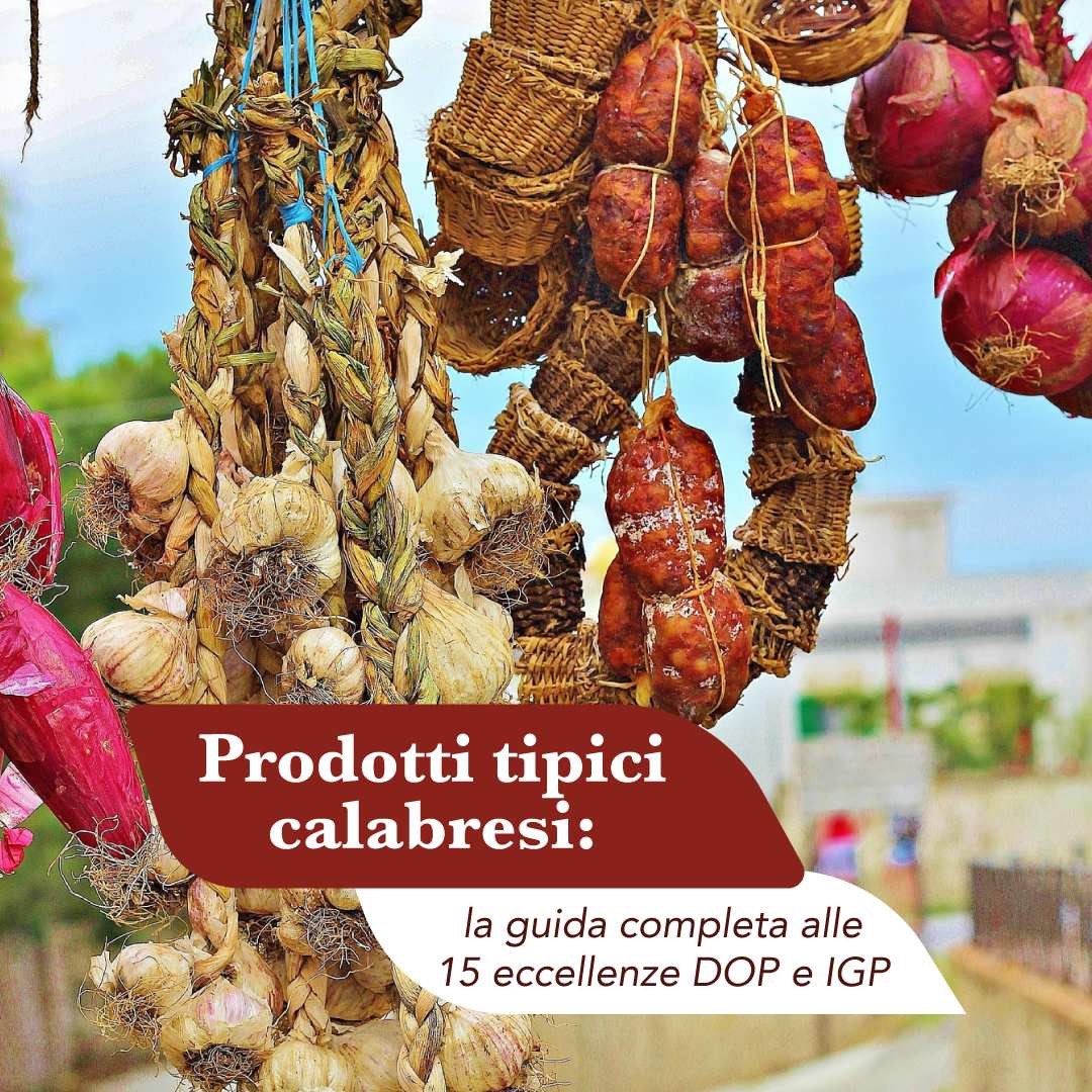 Prodotti tipici calabresi DOP e IGP: salumi, cipolle di Tropea e agli appesi in un mercato della Calabria