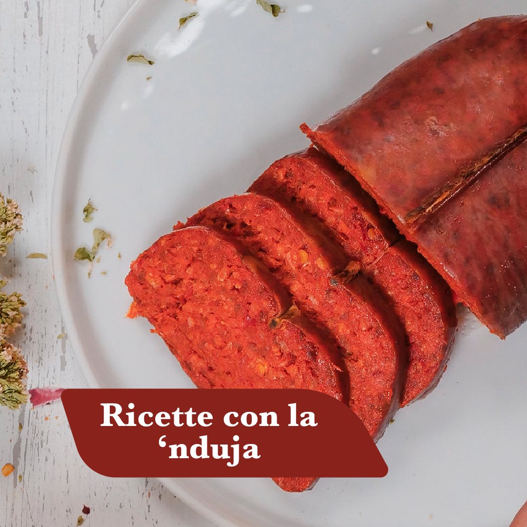 ’Nduja calabrese affettata su un piatto bianco, ingrediente delle ricette con la ’nduja