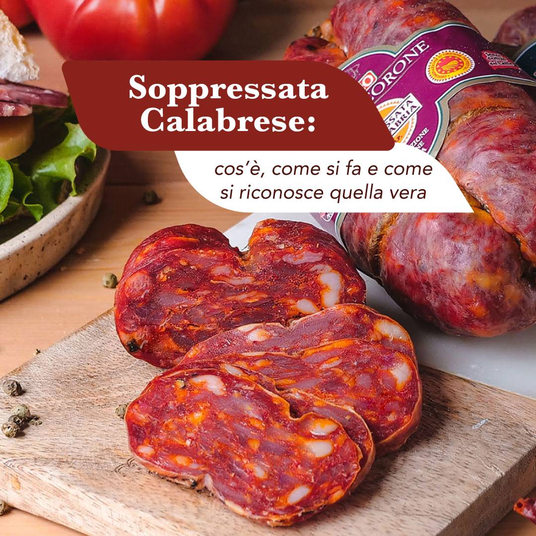 Soppressata calabrese DOP intera e affettata su tagliere di legno, con la grana grossa e i grani di grasso ben visibili