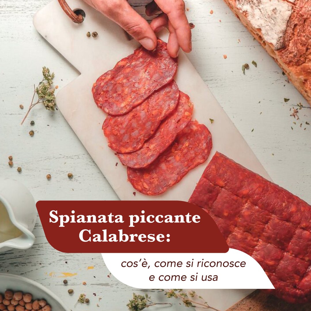 Spianata calabrese piccante affettata: fette larghe e sottili di colore rosso accanto al trancio intero