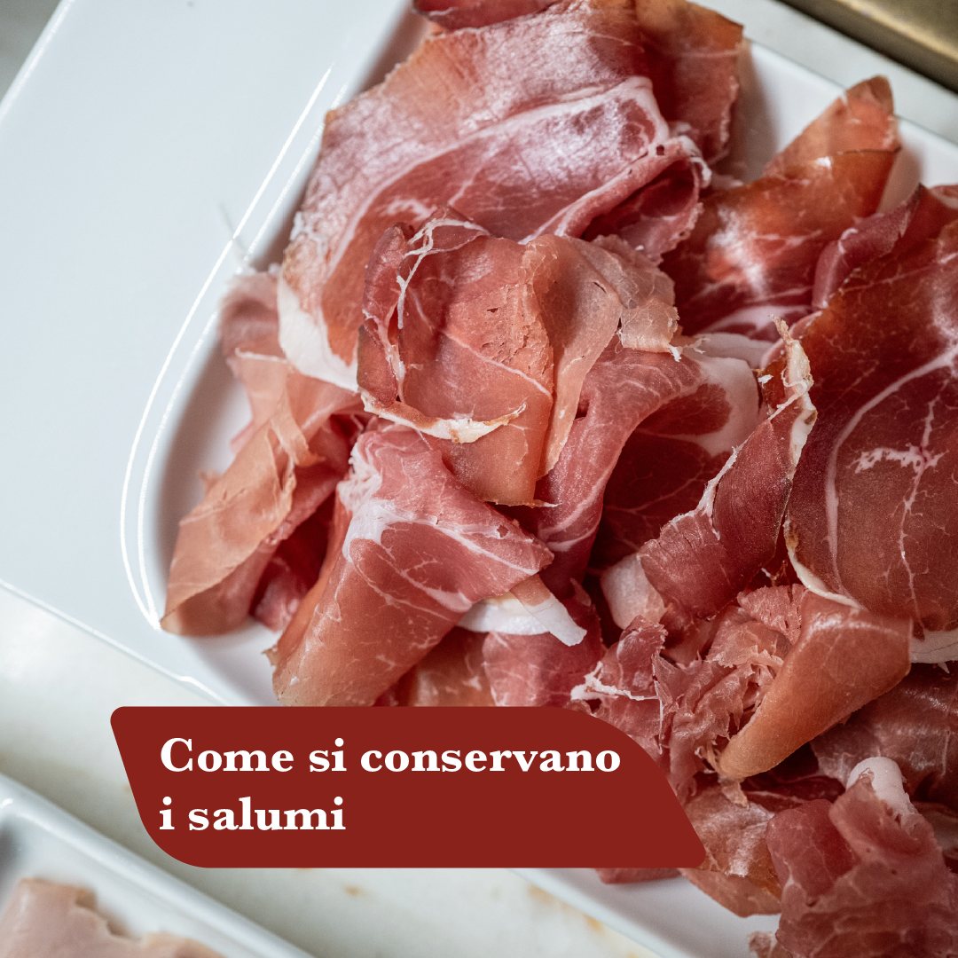 Affettato di salumi calabresi su vassoio bianco, prodotto della stagionatura dei salumi