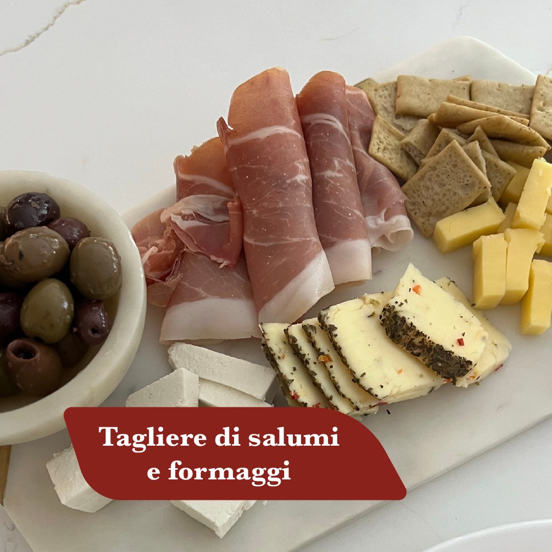 Tagliere di salumi e formaggi con affettato, olive, cracker e cubetti di formaggio