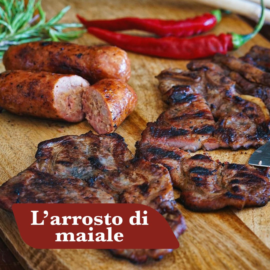 Arrosto di maiale affettato con salsiccia alla brace, rosmarino e peperoncini su tagliere