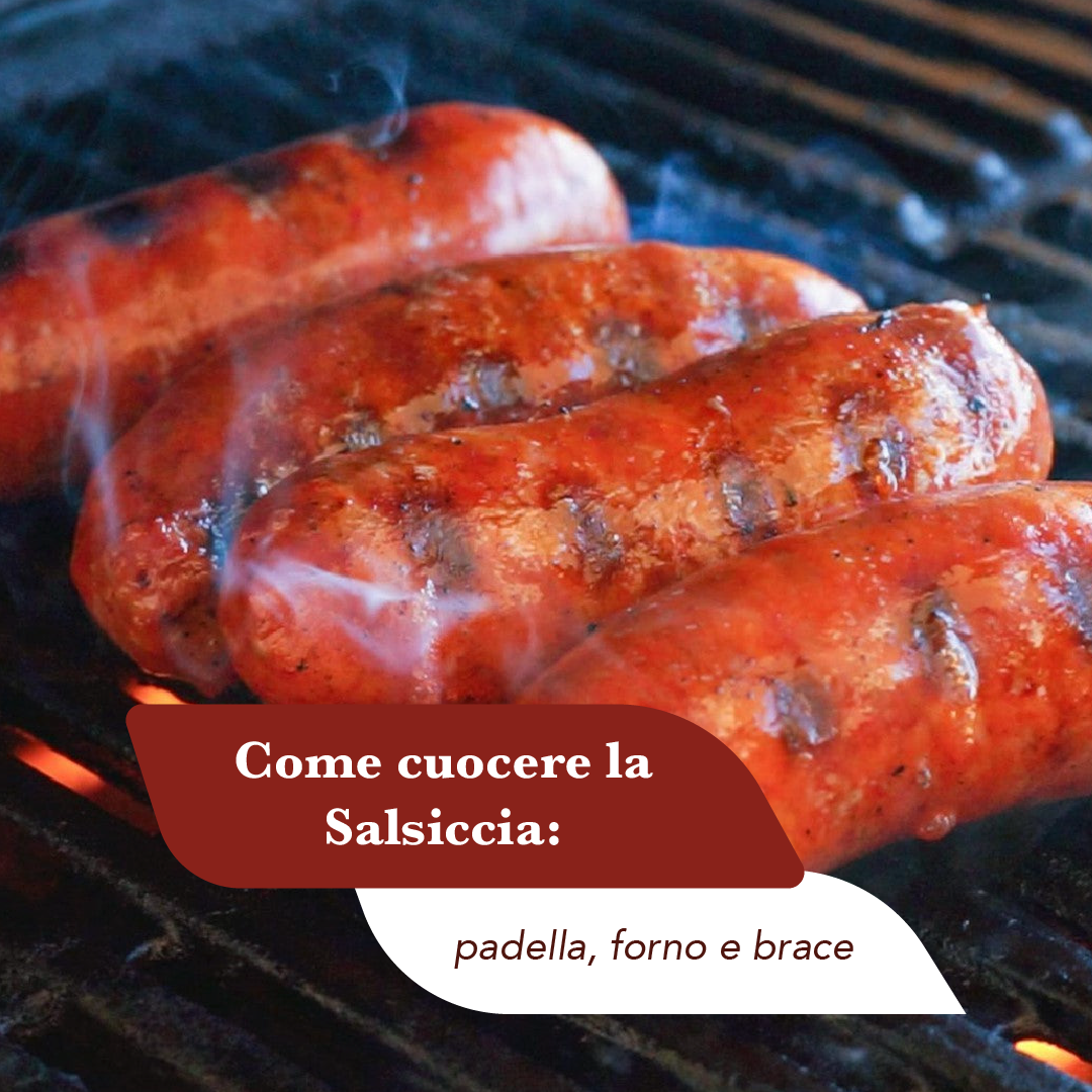Salsicce fresche di Suino Nero di Calabria sulla griglia, con il budello integro non bucato e i segni della brace