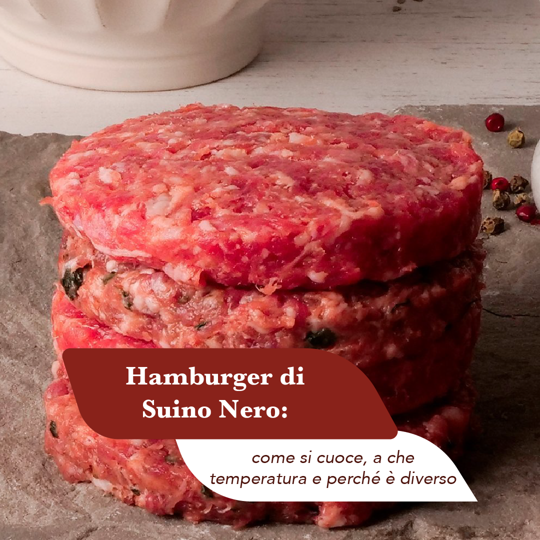 Hamburger crudi di Suino Nero di Calabria impilati su un tagliere di pietra, con la carne macinata a grana grossa e il grasso visibile