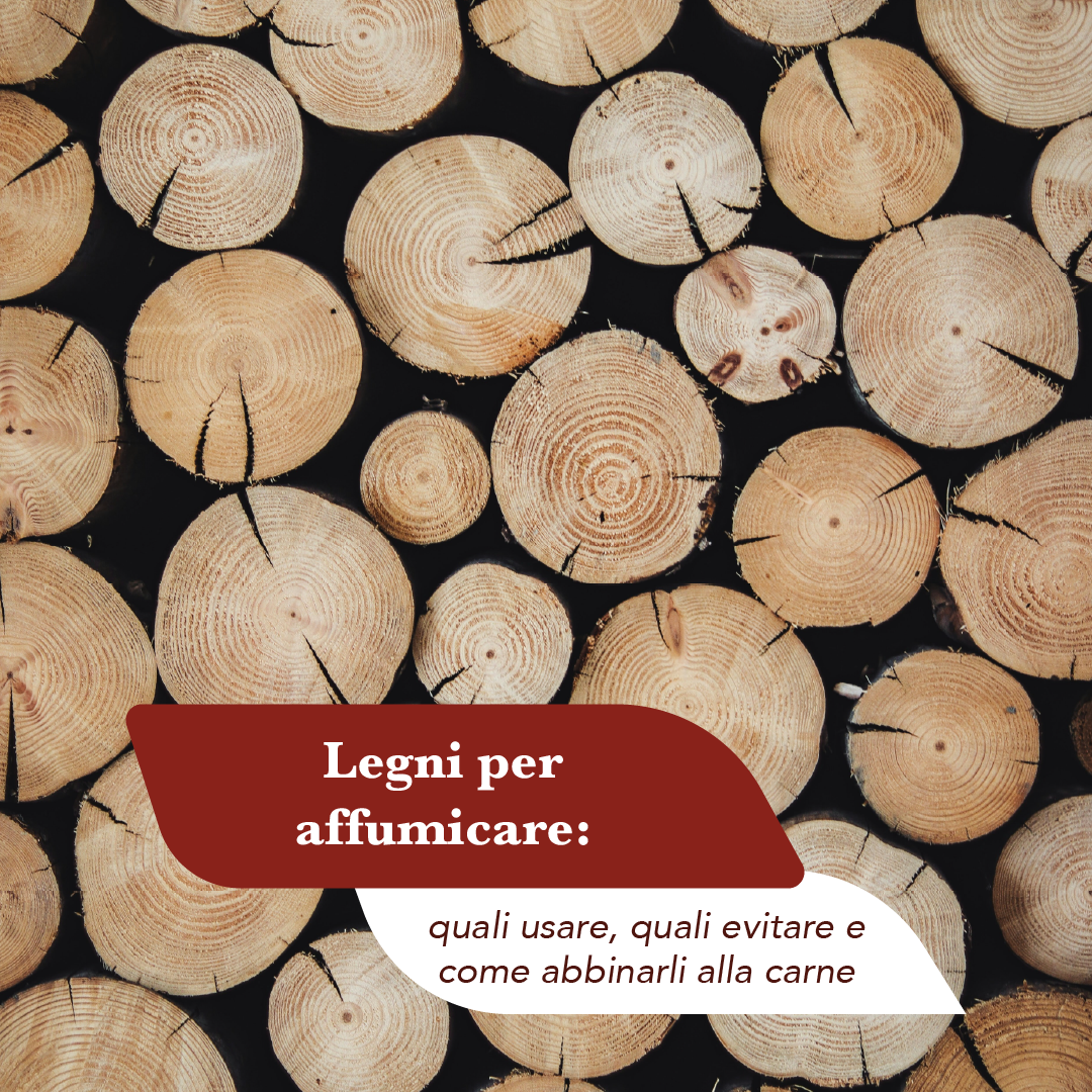 Tronchetti di legno accatastati visti di testa, con gli anelli di crescita e le crepe di essiccazione in evidenza