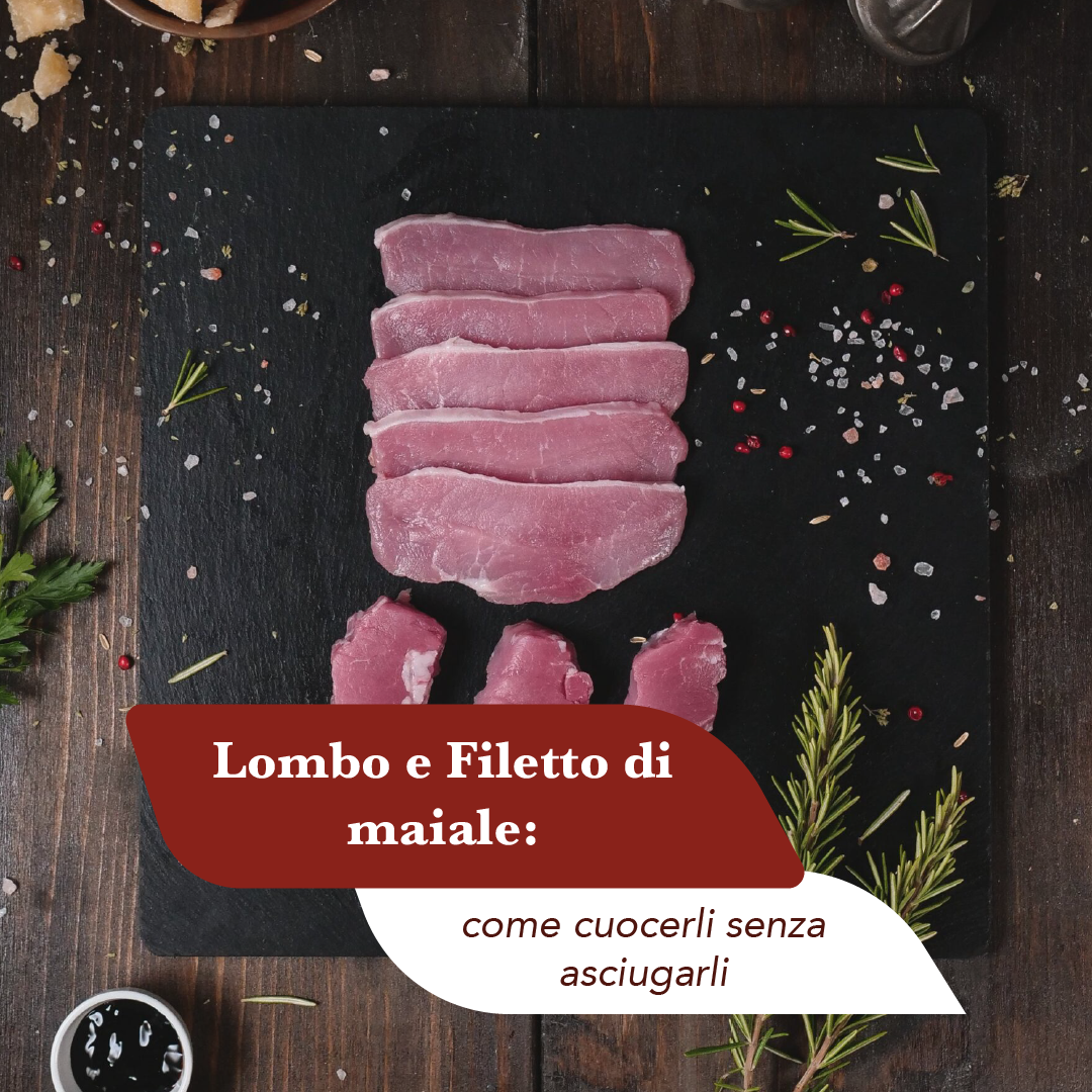 Fette crude di lombo e medaglioni di filetto di maiale su un tagliere di ardesia, con rosmarino, sale grosso e pepe rosa