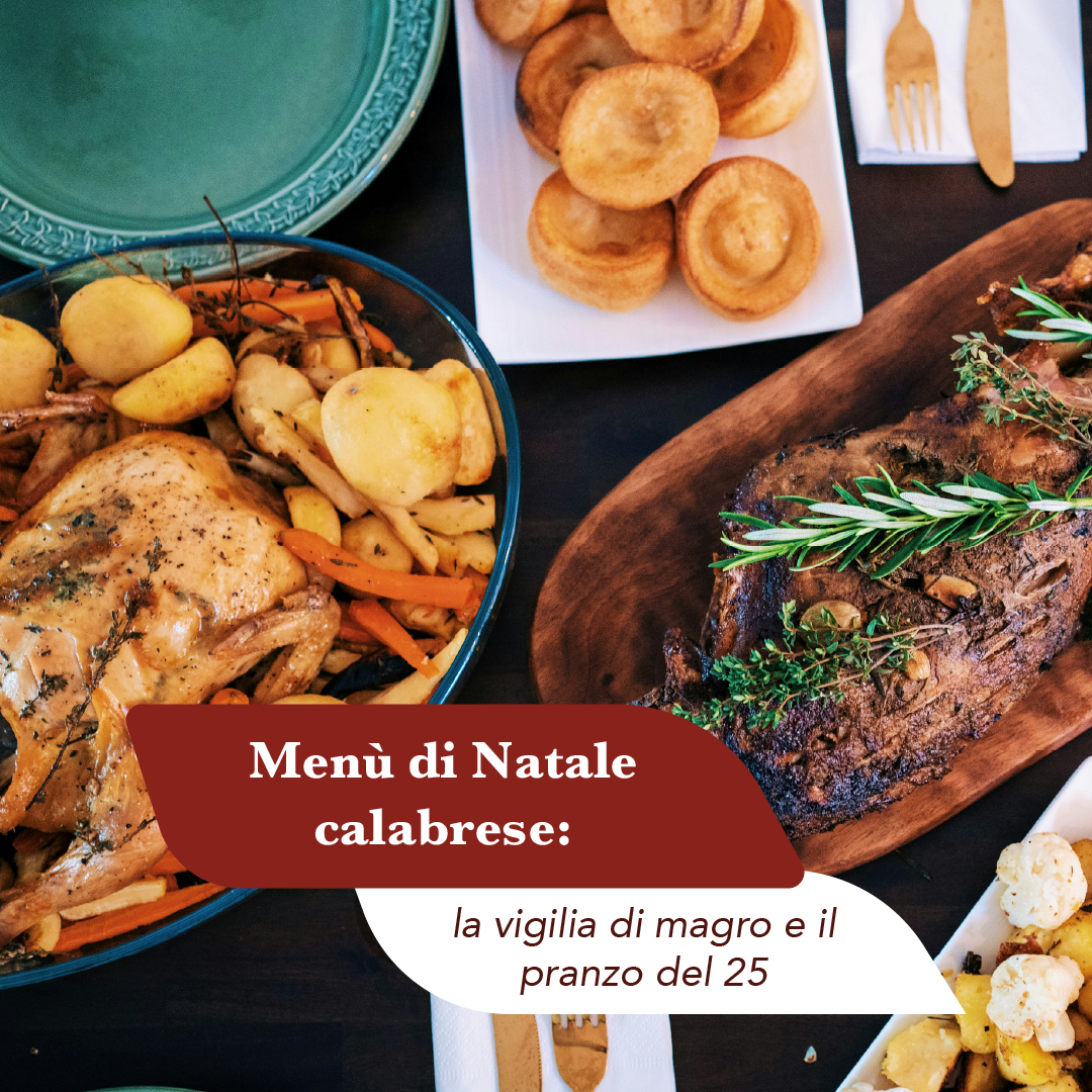 Tavola di Natale con arrosti di carne e pollame, patate al forno e contorni, il pranzo del 25 dicembre