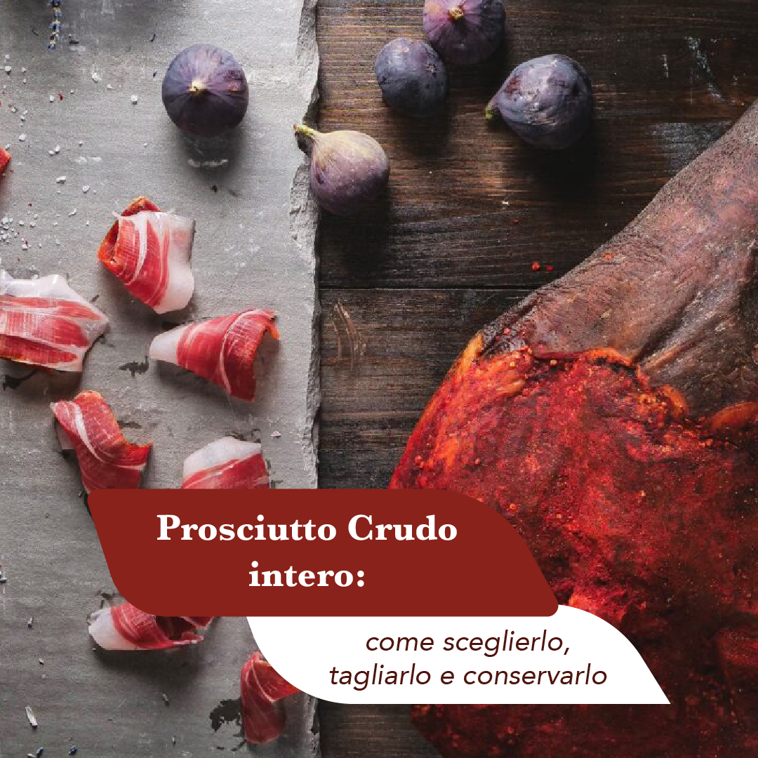 Prosciutto crudo intero di Suino Nero di Calabria con la cotenna ricoperta di peperoncino, accanto a fette appena tagliate e fichi freschi