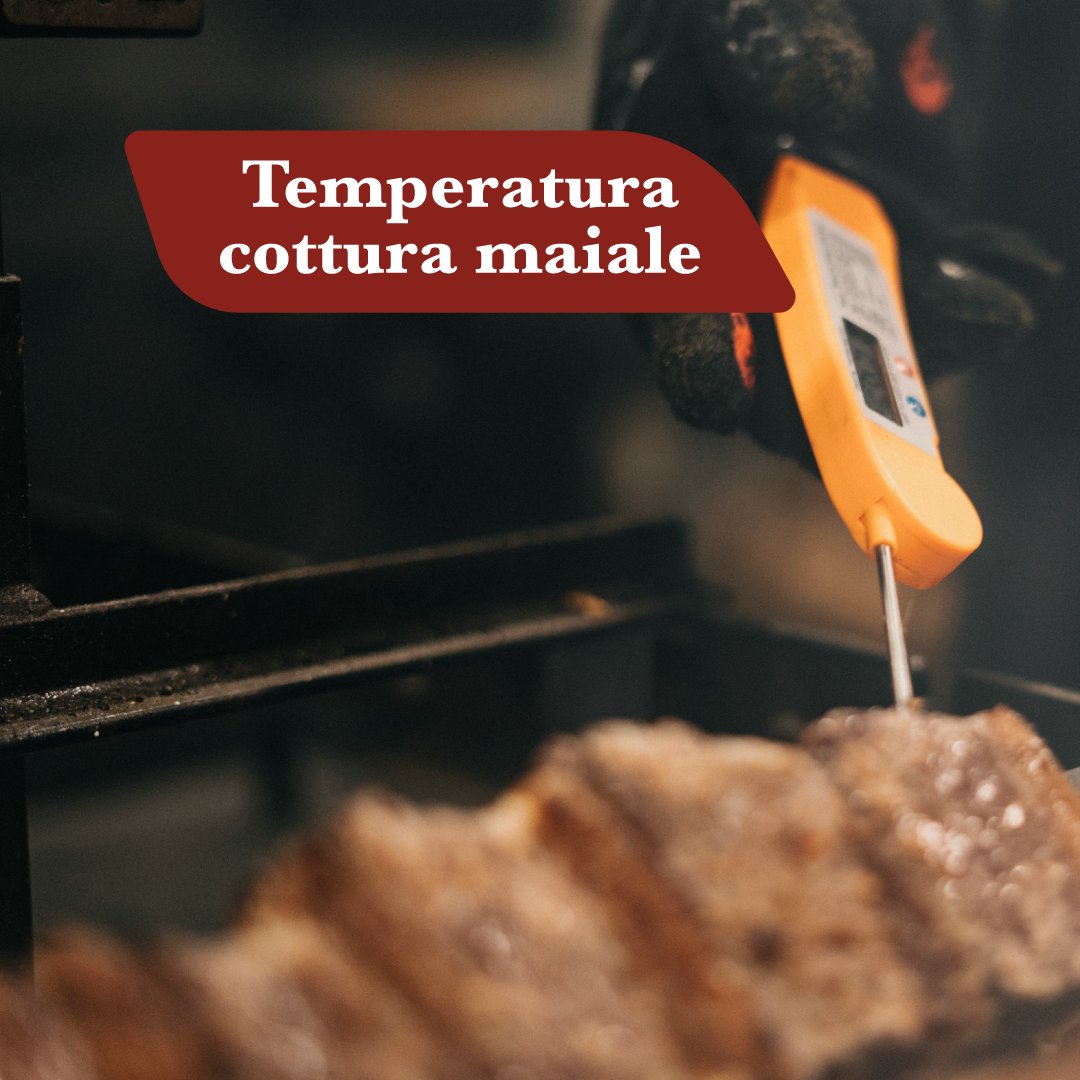 Temperatura di cottura del maiale misurata con termometro a sonda alla brace