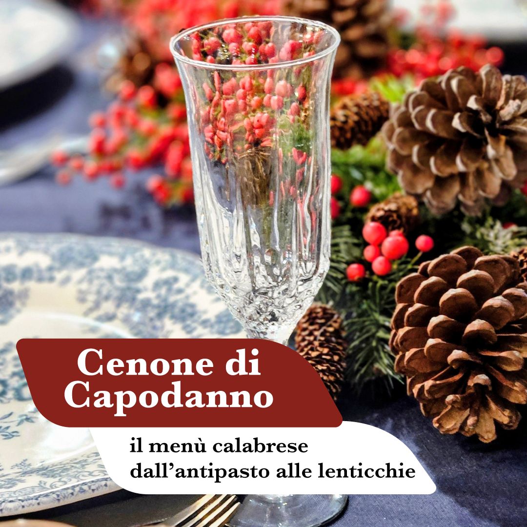 Cenone di Capodanno: tavola apparecchiata con calice di cristallo, pigne e bacche rosse