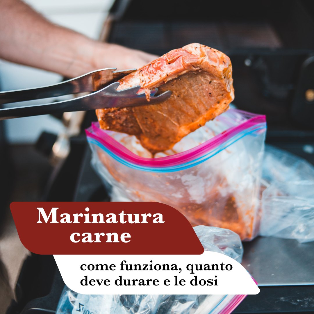 Marinatura carne: fetta di maiale marinata sollevata con una pinza da un sacchetto per alimenti