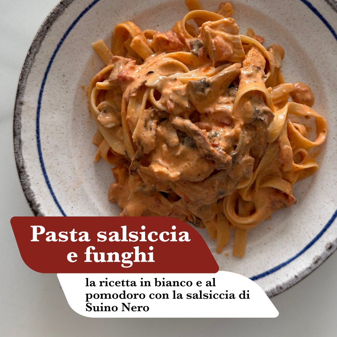 Pasta salsiccia e funghi: piatto di tagliatelle con sugo cremoso di salsiccia e funghi