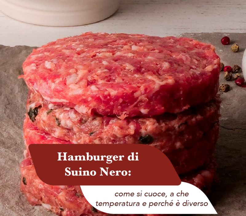 Hamburger crudi di Suino Nero di Calabria impilati su un tagliere di pietra, con la carne macinata a grana grossa e il grasso visibile
