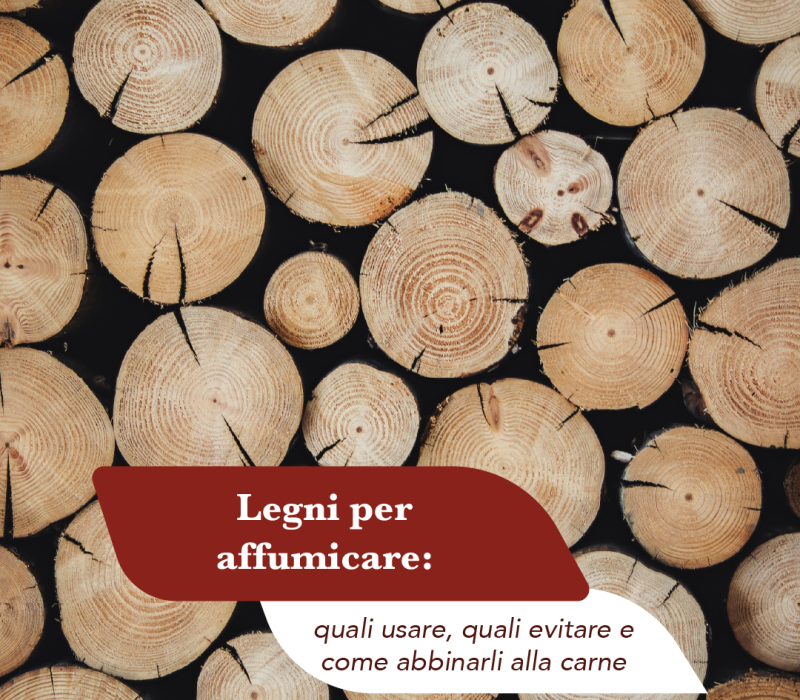 Tronchetti di legno accatastati visti di testa, con gli anelli di crescita e le crepe di essiccazione in evidenza