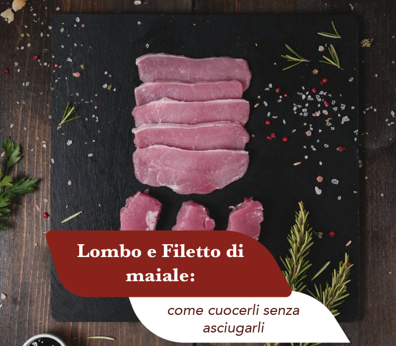 Fette crude di lombo e medaglioni di filetto di maiale su un tagliere di ardesia, con rosmarino, sale grosso e pepe rosa