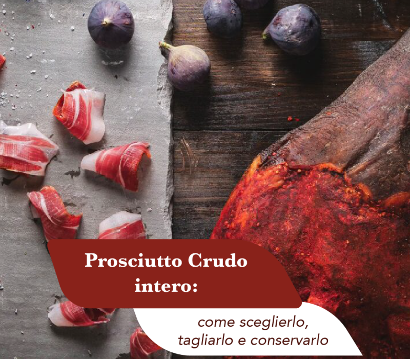 Prosciutto crudo intero di Suino Nero di Calabria con la cotenna ricoperta di peperoncino, accanto a fette appena tagliate e fichi freschi