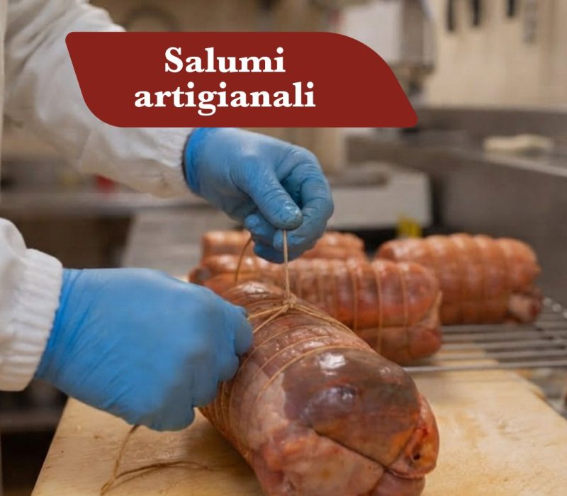 Salumi artigianali: lavorazione a mano nel laboratorio di norcineria