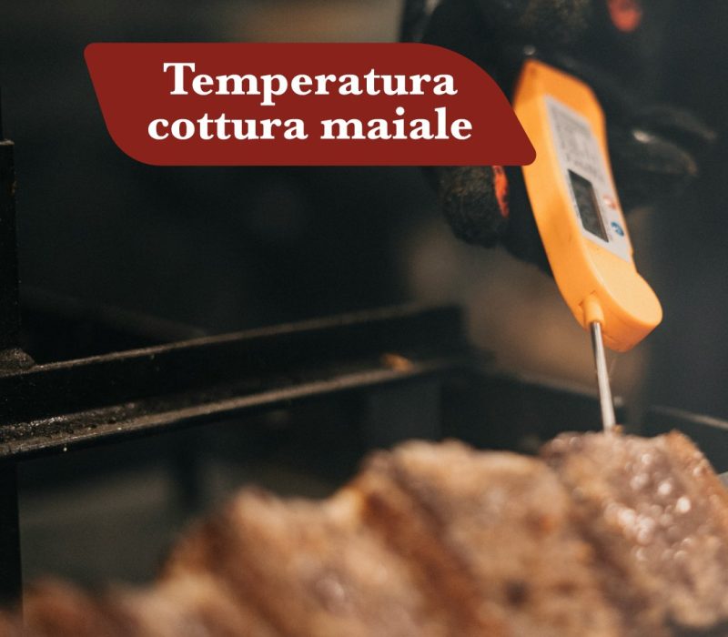 Temperatura di cottura del maiale misurata con termometro a sonda alla brace